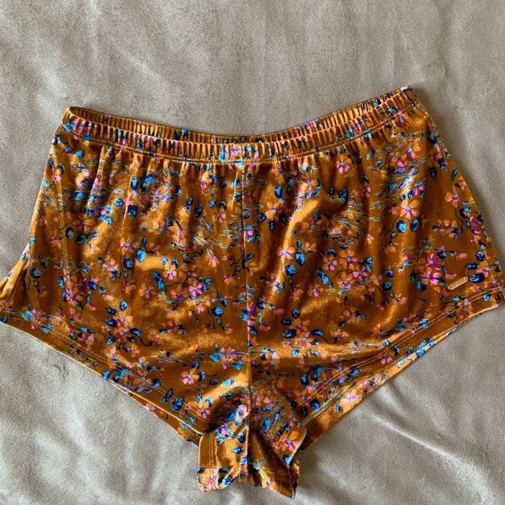 Savage X Fenty Psychedelic Velvet Sleep Short - Orange Floral - Picture 4 of 11